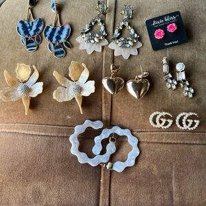 Earring lot. 8 stylish pairs